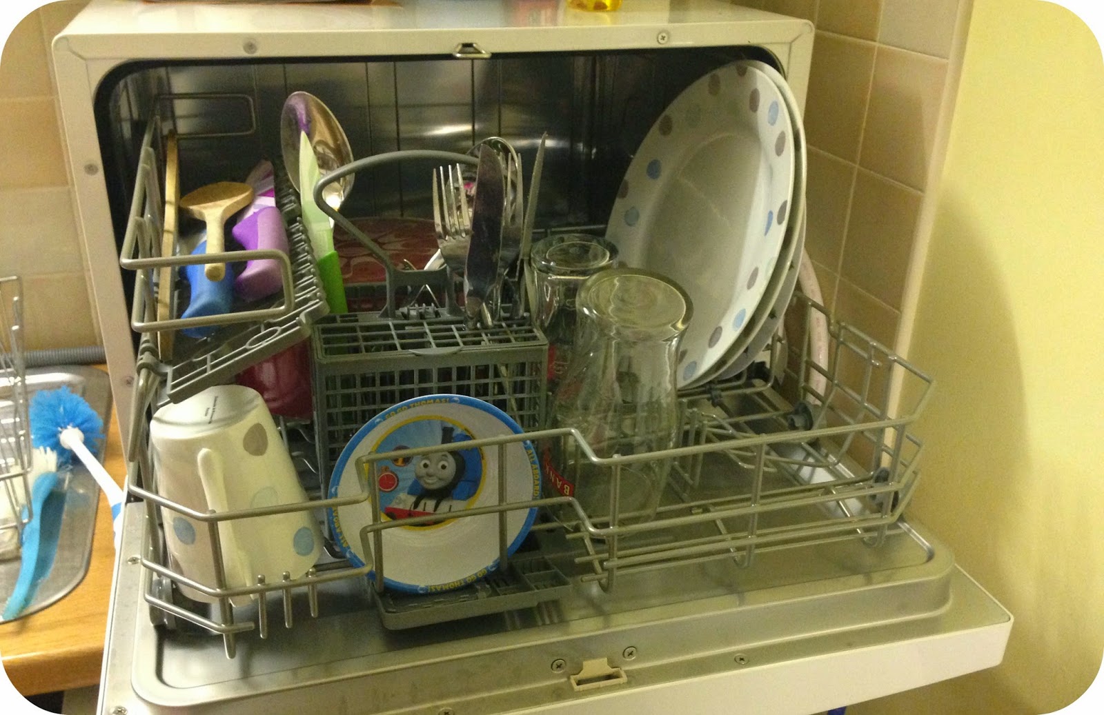 Indesit icd661 compact deals dishwasher